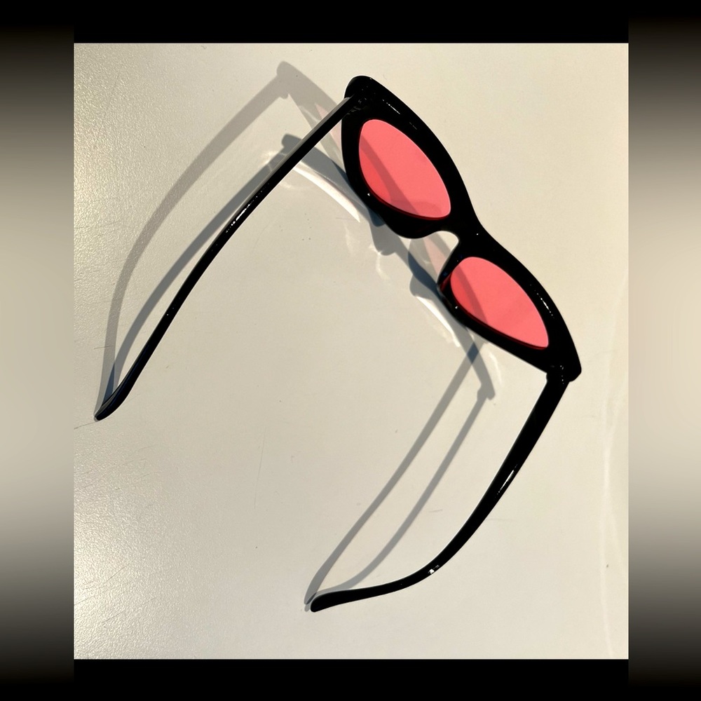 Retro Sunglasses - NWT - Picture 2 of 2